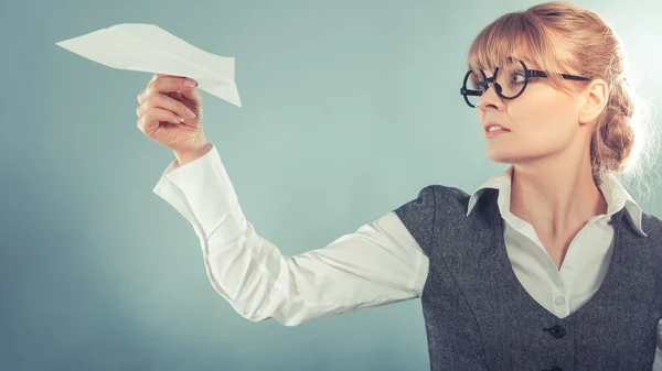 Vrouw met vliegtuig in de hand. — Stockfoto