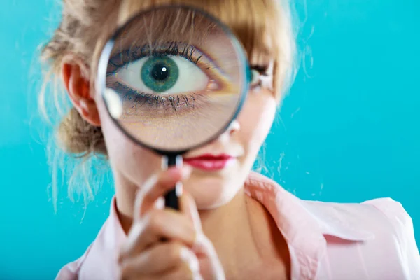 Woman  holding magnifying glass — Stock Photo, Image