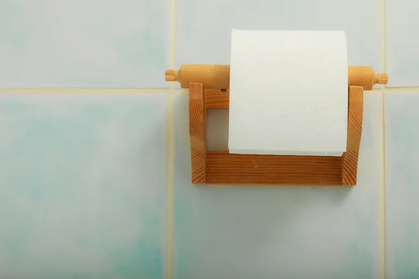 Rollo de papel higiénico colgando en el baño en la pared —  Fotos de Stock