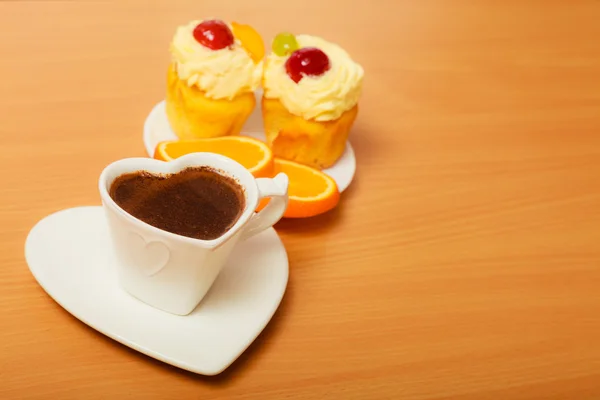 Kaffee und Sahnetorte mit Früchten Orange. — Stockfoto