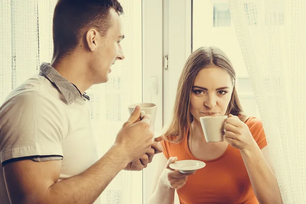 Pareja joven bebiendo té — Foto de Stock