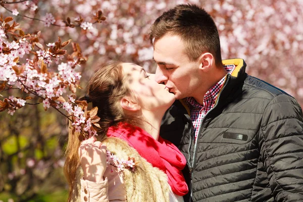 Casal no amor beijando — Fotografia de Stock