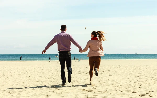 Coppia romantica innamorata si diverte sulla spiaggia — Foto Stock