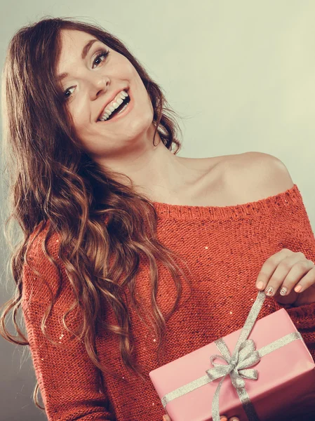 Girl opening present pink gift box — Stock Photo, Image