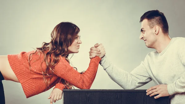 Armdrücken zwischen Frau und Mann — Stockfoto