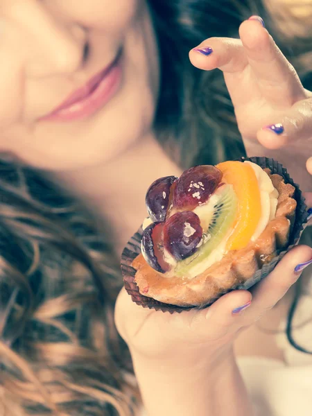 Vrouw eten cake van het fruit — Stockfoto