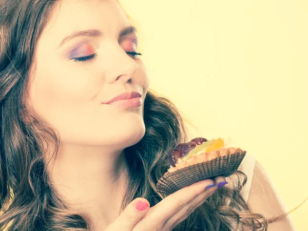Женщина ест фруктовый пирог — стоковое фото