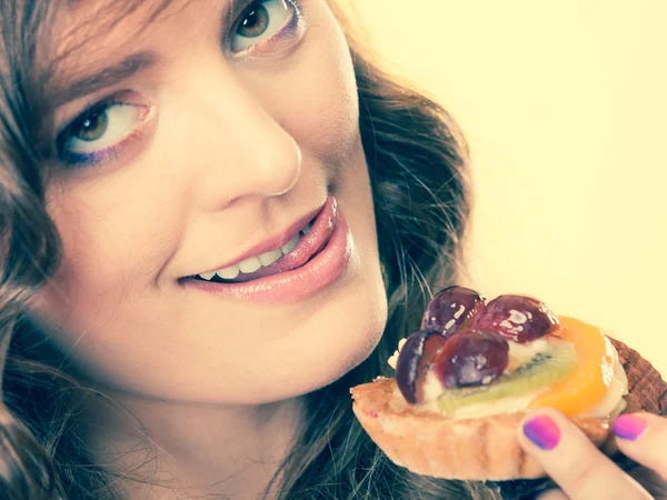 Mujer comiendo pastel de frutas —  Fotos de Stock