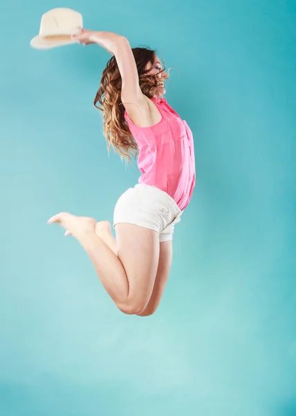 Mujer de verano en sombrero de paja saltando — Foto de Stock