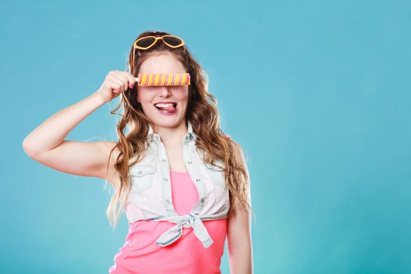 Zomer vrouw eten van ijs — Stockfoto