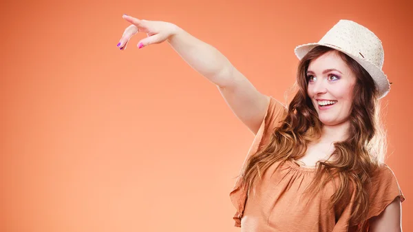 Schöne Frau mit Sommermütze — Stockfoto