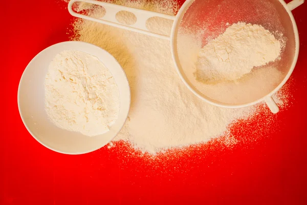 Vorbereitung zum Backen, Mehlsieben der Zutaten. — Stockfoto