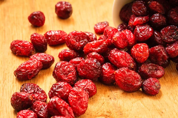 Buah cranberry kering di atas meja kayu . — Stok Foto