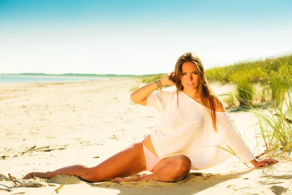 Дівчина сидить на піщаному пляжі — стокове фото