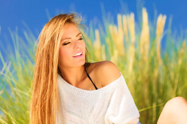 Vrouw die zich voordeed op met gras begroeide Duin — Stockfoto