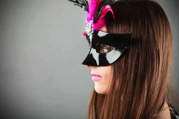 Žena v masku pózuje — Stock fotografie