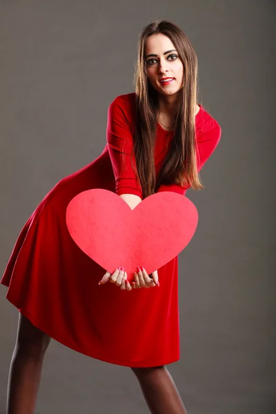 Mulher segurando coração — Fotografia de Stock
