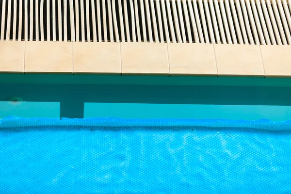 Плавательный бассейн в отеле крупным планом — стоковое фото