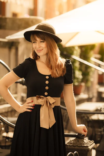 Chica en negro sombrero posando — Foto de Stock