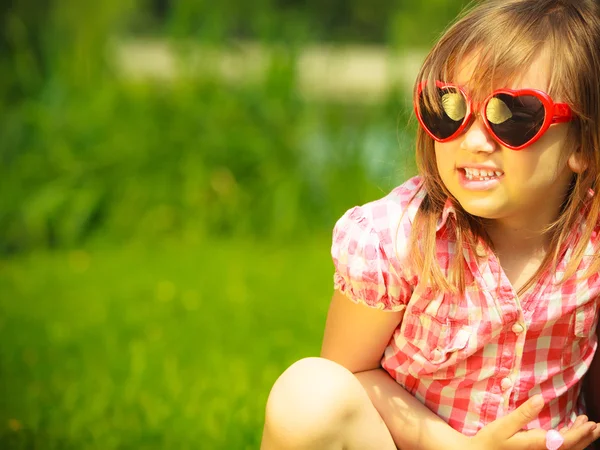 Lato. Dziewczynka dziecko dziecko w czerwone okulary odkryty — Zdjęcie stockowe