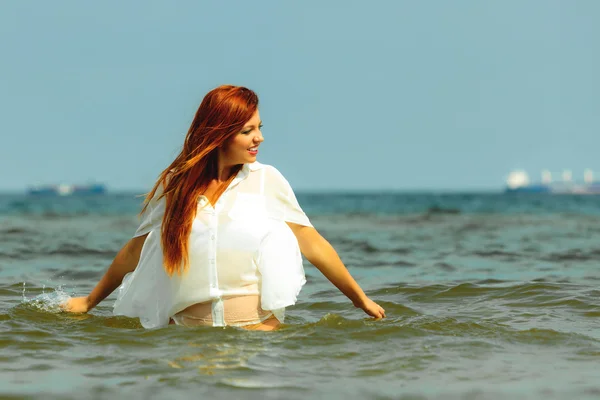 Chica en el agua divirtiéndose —  Fotos de Stock