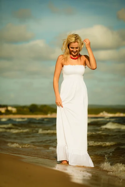 해변에서 포즈를 취하는 여자 — 스톡 사진