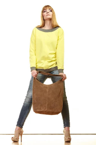 Kadın holding kahverengi çanta — Stok fotoğraf