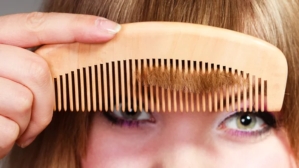 Mujer peinando su flecos — Foto de Stock