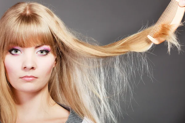 Woman with  damaged  hair posing — Stock Photo, Image