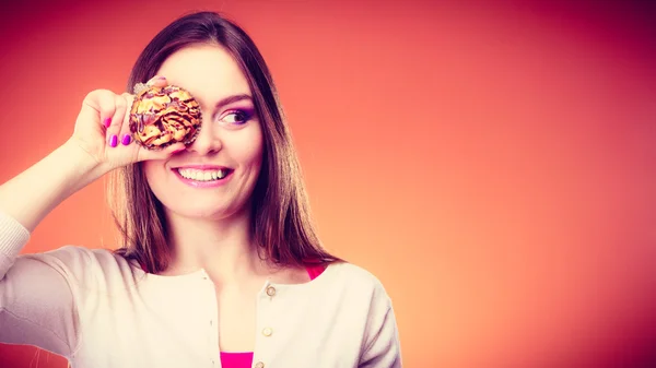 Funny woman holding cake — Stock Photo, Image