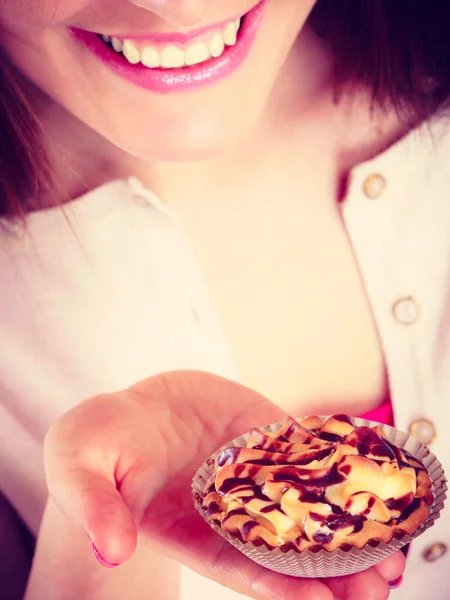 Vrouw met cake in de hand — Stockfoto