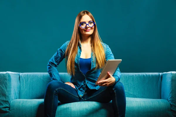 Frau mit Tablet sitzt — Stockfoto