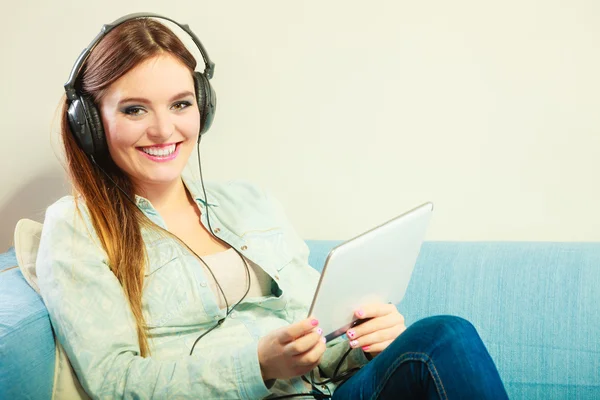 Mujer con auriculares usando tableta — Foto de Stock