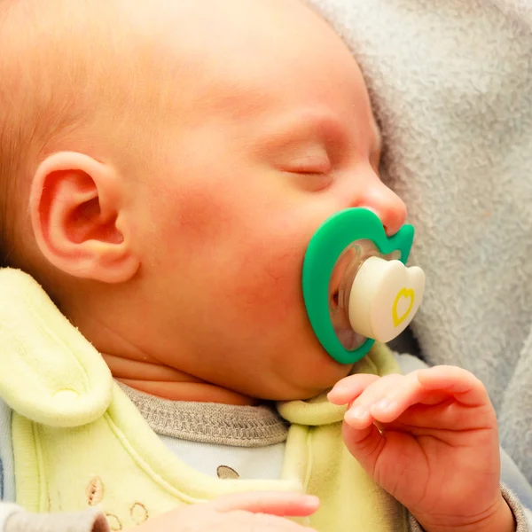 Pasgeboren babymeisje slapen — Stockfoto