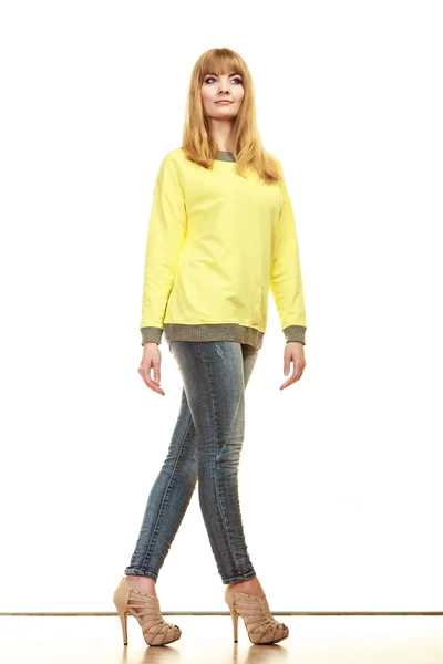 Blondynka modna kobieta w żółtą bluzkę — Zdjęcie stockowe