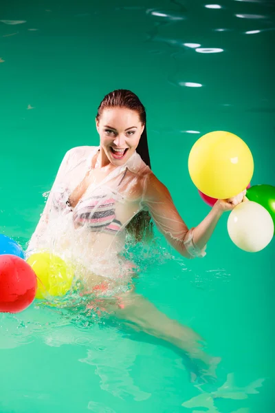 Woman having fun with baloons in water. — Stock Photo, Image