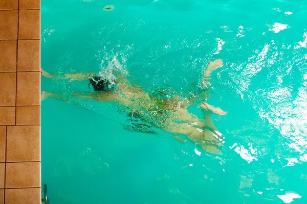Swimming woman in pool. — Stock Photo, Image