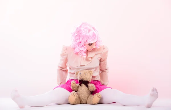 Mujer infantil con juguete de oso de peluche —  Fotos de Stock