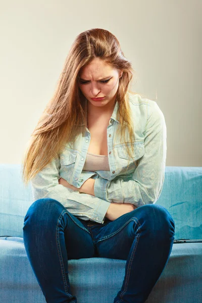 Mädchen leidet unter Bauchschmerzen — Stockfoto