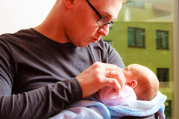 Vater hält neugeborenes Baby. — Stockfoto