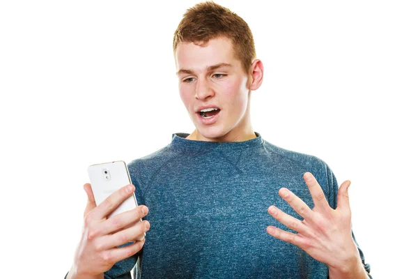Surpris jeune homme regardant le téléphone mobile — Photo