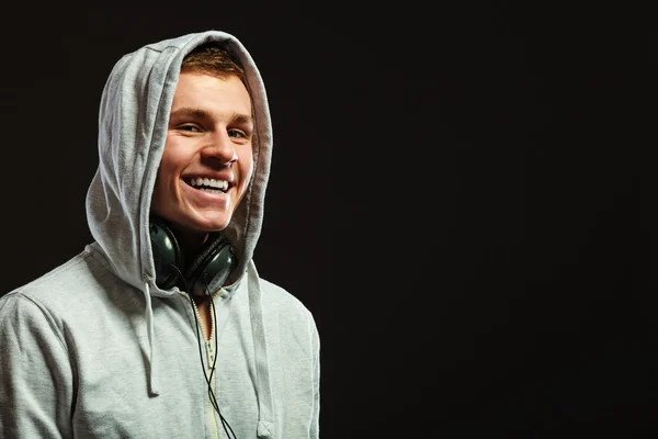 Hombre guapo con auriculares escuchando música — Foto de Stock