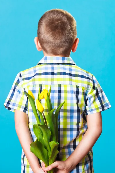 Junge versteckt Strauß — Stockfoto