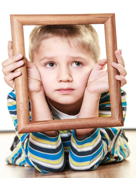 Pojke barn inramning hans ansikte — Stockfoto