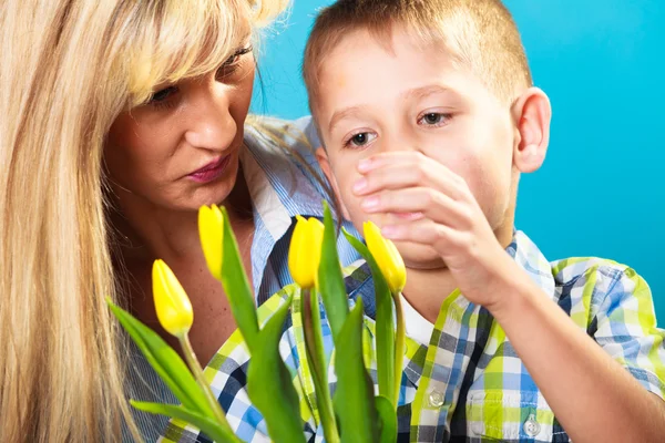 Child  giving flowers to his mom — Stock Photo, Image