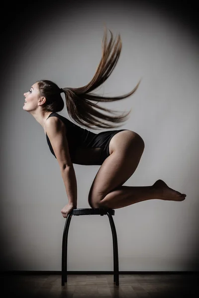 Mulher atlética se encaixa corpo magro posando — Fotografia de Stock