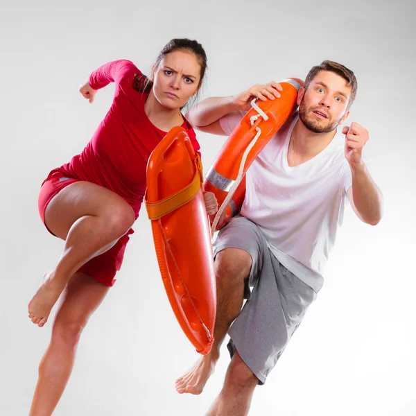 Rettungsschwimmer laufen mit Ausrüstung — Stockfoto