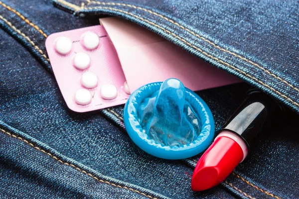 Таблетки, презерватив і помада — стокове фото