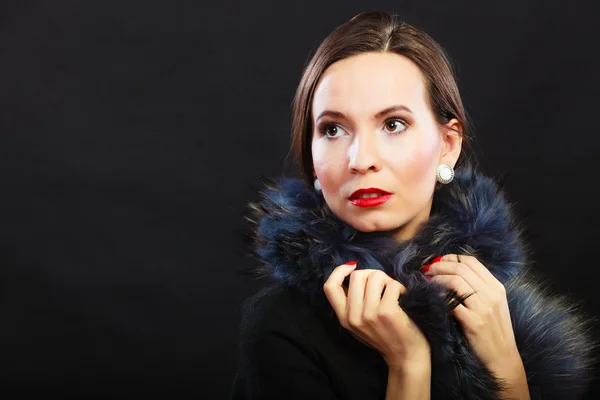 Kürk ceket poz içinde kadın moda — Stok fotoğraf