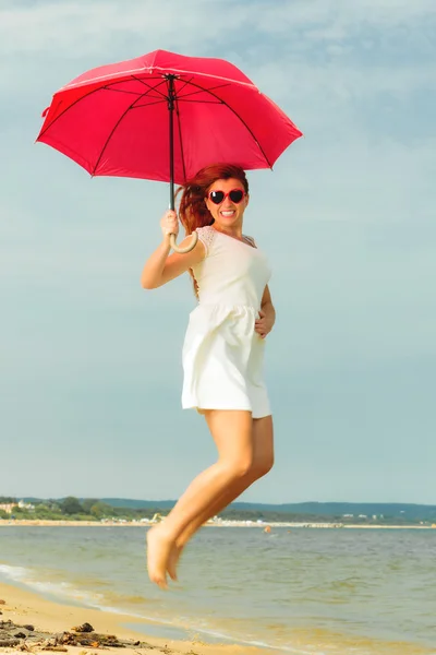 Redhaired ragazza jumping — Foto Stock